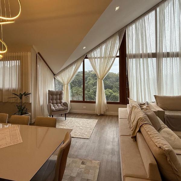Luxuoso apartamento de 3 suítes frente rua torta