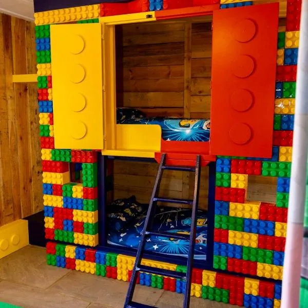 LEGO Theme Lodge with petting farm, 8 mins from Legoland and Windsor, 15 mins from Lapland Ascot, хотел в Уиндзор