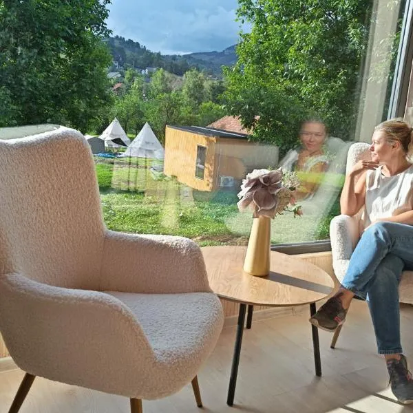 Pura Vida Mountain Glamping-tiny houses and tents, hotel u gradu 'Moieciu de Jos'