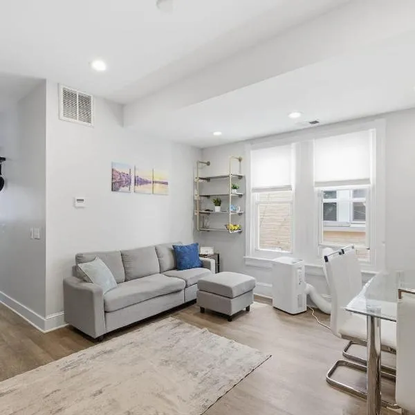 4 bdrm home in Columbia Heights NW DC sleeps 10, hotel di Washington