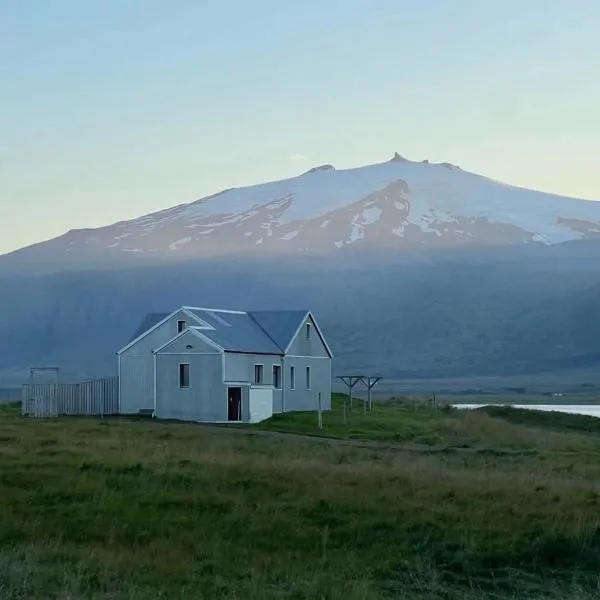 Miðhús - Private House with Lake and Glacier Views, hotel en Snæfellsbær