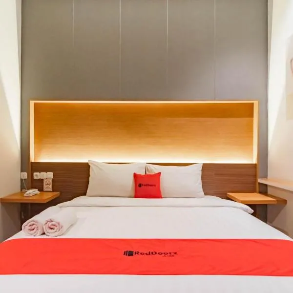 RedDoorz Plus @ Doorman Guest House, hotelli kohteessa Bandung