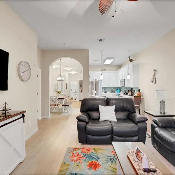 Newly Renovated Condo with stunning view of pond walking trail and tennis courts, מלון בקיסימי