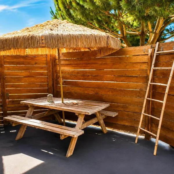 Gîte insolite vue sur le ciel étoilé , cuisine, salle d eau, 2 chambres , proche du zoo de La Palmyre, hotel in Les Mathes