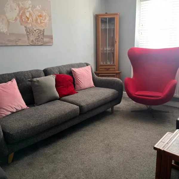 The Rehoboth Place is a 3 bedroom house Ideal for contractors and families sleep for 7, hotel a Wednesbury