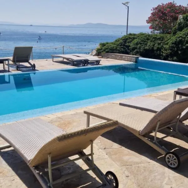 Apartment with pool and beach, hotel di Trogir