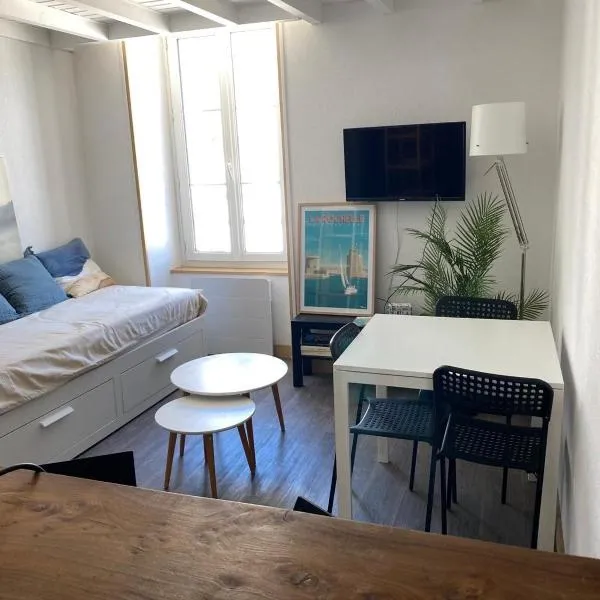 Bright, apartment type T1 bis - Right in the center of La Rochelle, hotel di La Rochelle