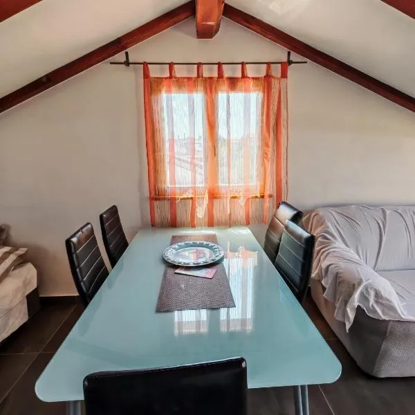 Apartment for 2 adults and 2-3 kids, hotel em Dajla