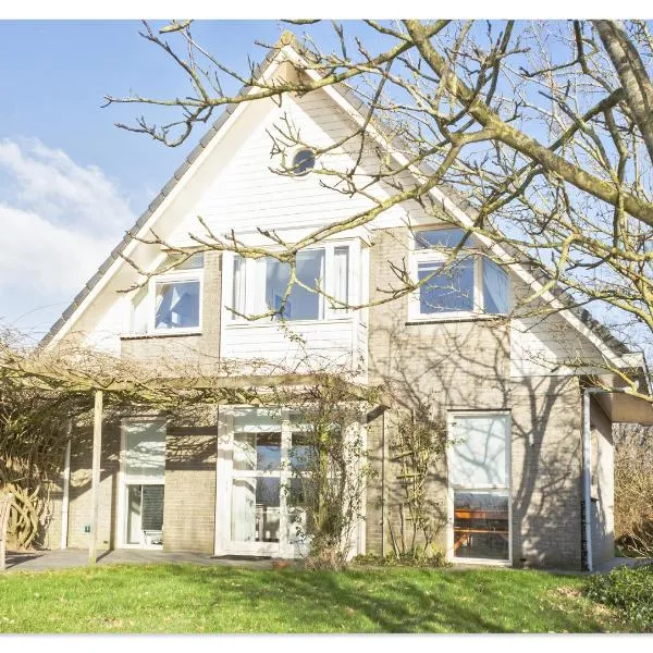 Luxury Lakeside Villa in Terherne, hotel in Terherne