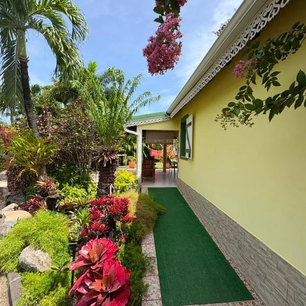 Gite d'Arles Bungalow "Ti Polo", hotel em Le Moule