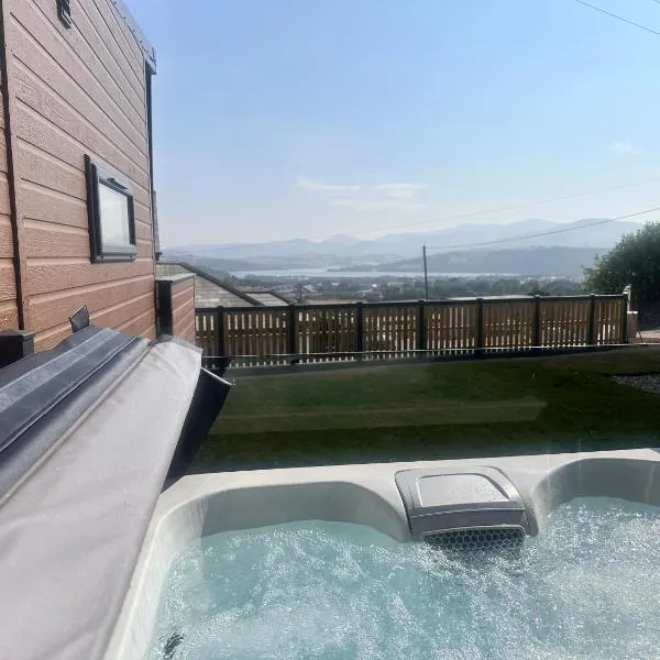 3 - Castle View Pod with Hot Tub, hotel u gradu Llandudno Junction