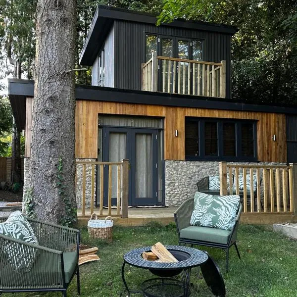 Tree Top & Bluebell Cottages, Hotel in East Grinstead