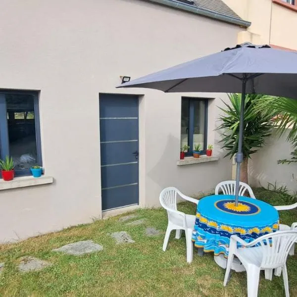 Joli studio avec jardin, hotel u gradu 'Cherbourg en Cotentin'