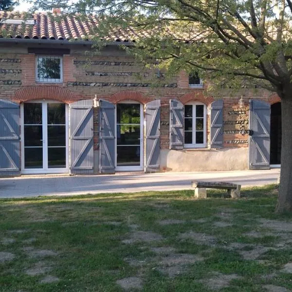 des roses et des orties: Noé şehrinde bir otel