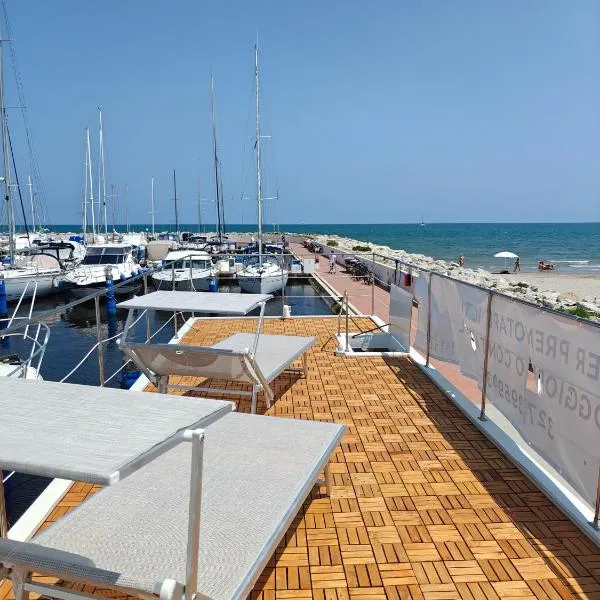 House Boat Cervia, готель у місті Червія