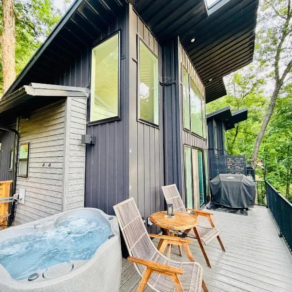 Firefly2 - luxury lakeside treehouse with hot tub, отель в городе Юрика-Спрингс