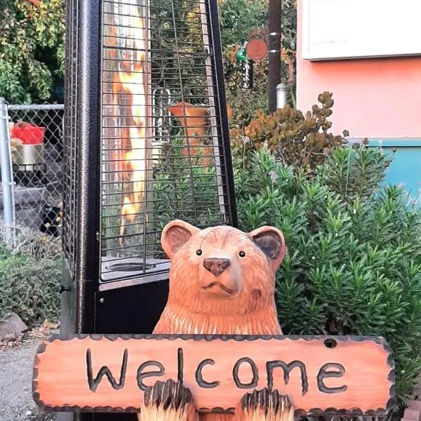 HARRY'S MAN CAVE - A Vintage Motel on the Historic 395 route - The New Star Motel Experience, hotel a Moreno Valley