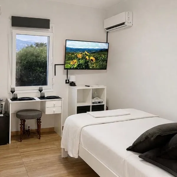 1940Patras Quiet Studio with Free Parking, hotel in Patra