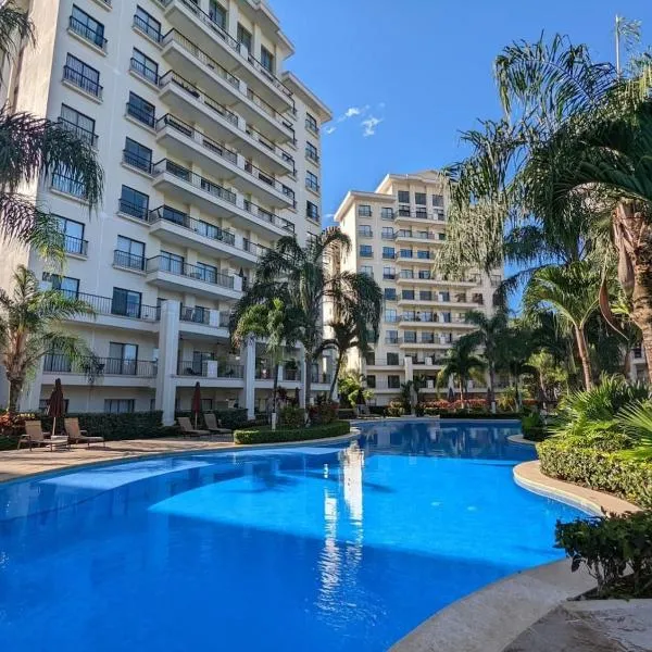 Jaco Bay Luxury Apt, 5 min to Beach, Amazing pool, hotel i Jacó