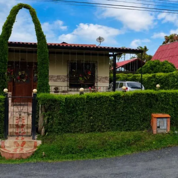 Casa campestre cerca de termales con WiFi y parqueadero, отель в городе Санта-Роса-де-Кабаль
