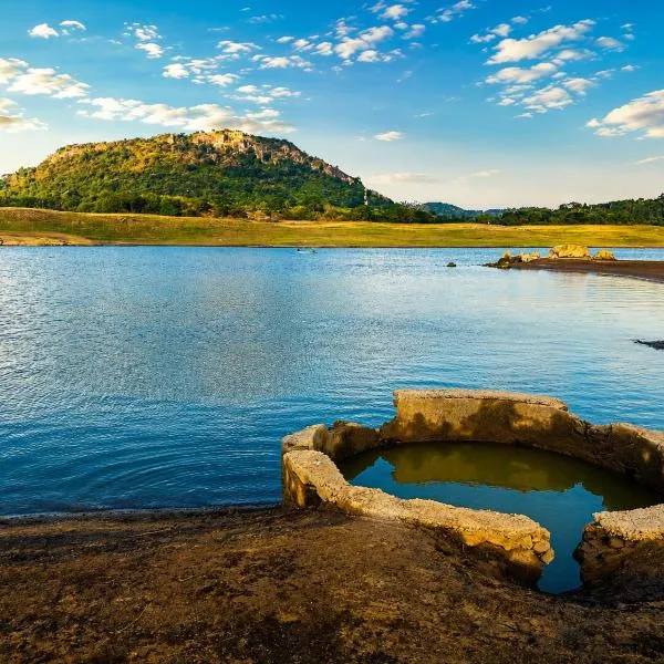 Elee Villa - Waterfront Retreat with Victoria Reservoir & Mountain Views, hotell i Teldeniya