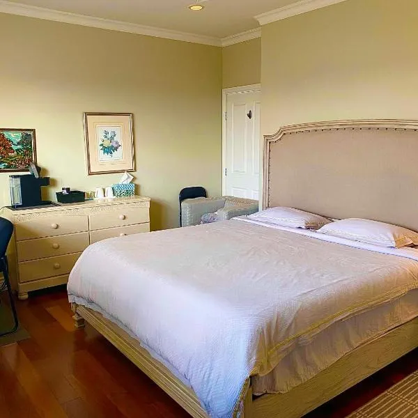 A lucky quiet en-suite on the second floor with independent entranceclose to YVR, hotel in Richmond