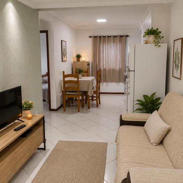 Apartamento 2 quartos 2 banheiros 3 sacadas 1km da praia estacionamento para 2 carros , wi-fi , churrascaria a carvão