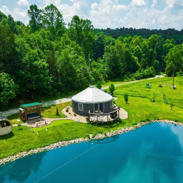 Secluded Waterfront Yurt with Wood-Fired Sauna near French Lick, хотел в Френч Лик