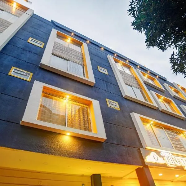 Townhouse Pine Tree, hotel in Indore