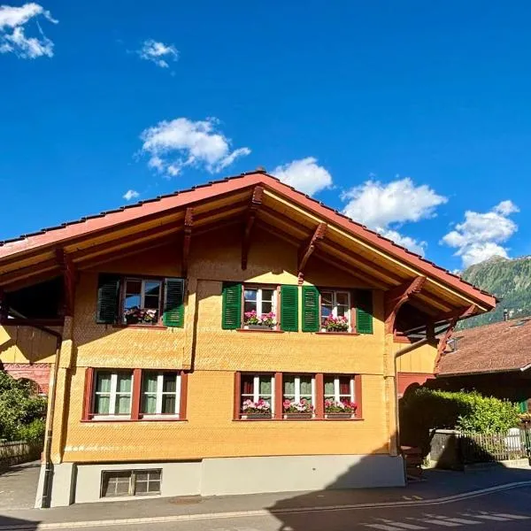 Cosy apartment in heritage protected swiss chalet, hotel in Interlaken