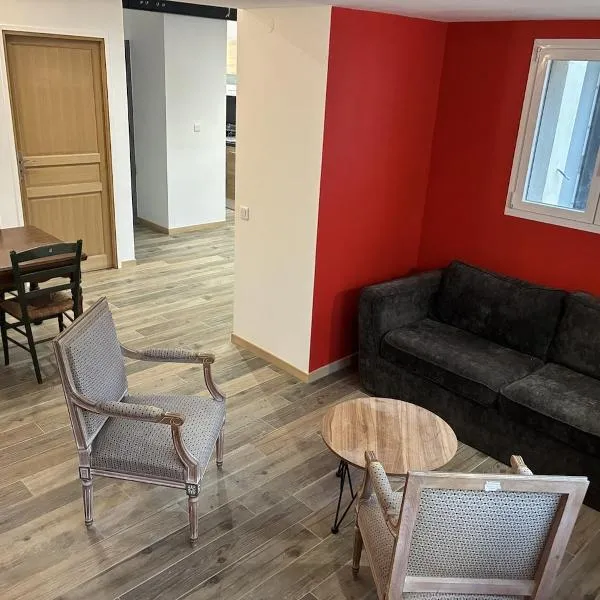 Charming apartment in a residential building, hotel i Canet-de-Salars