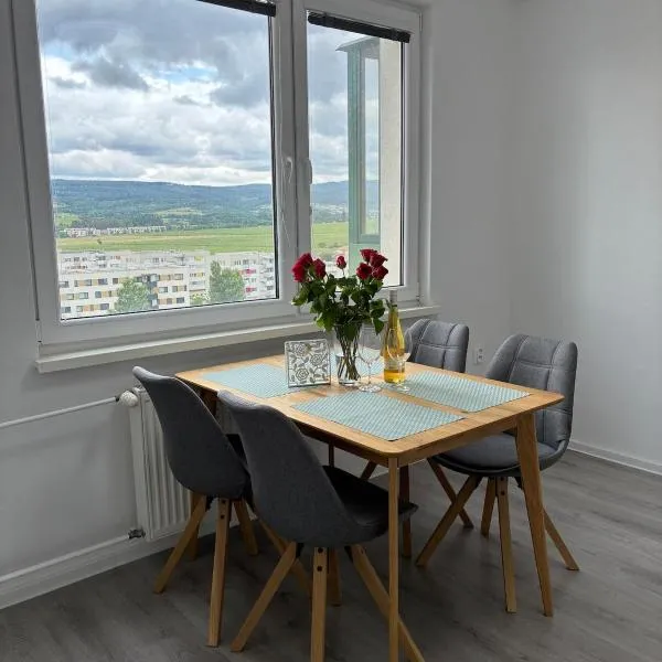 Spacious Apartment in Wine Region with 2 Balconies, hotell sihtkohas Pezinok