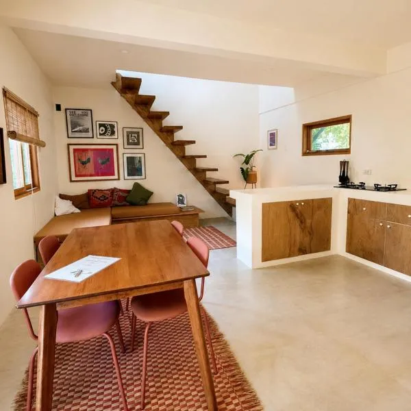 Surfer's Hideout - central two-storey HOUSE with garden & private balcony, hotel en General Luna