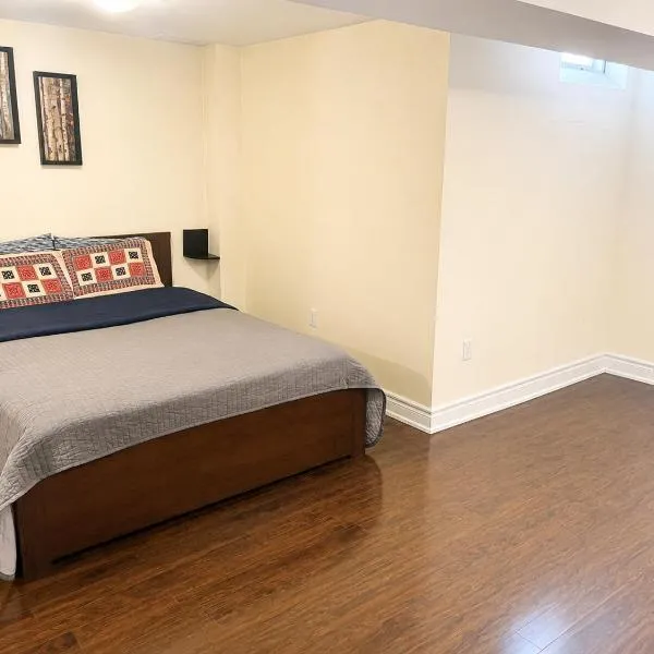Spacious Affordable Private Suite & Ensuite Bath & Free Parking Near Toronto Pearson Airport, готель у місті Місісаґа
