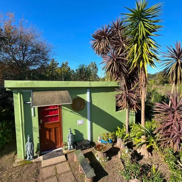 Cozy private cottage with garden views at Ferngrove, hotelli kohteessa Stormsrivier