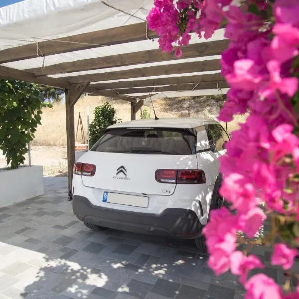Sunny Home Loutraki is a modern studio with views of the bay and mountains with private parking, готель у місті Лутракі