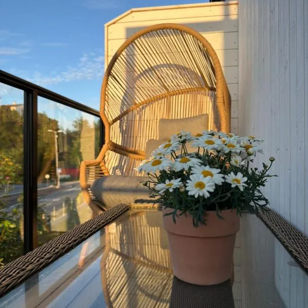 Modern 3-Bedroom Villa with Sunset Views & Fireplace, hotel em Askøy
