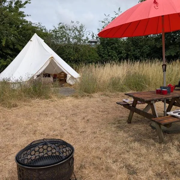 Mulberry Meadow Bell Tent, hótel í Holt