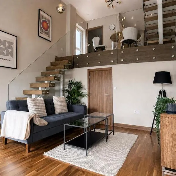 Flamsteed Place, 2 bedroom Duplex Apartment Near Cambridge Station with free parking, flexible beds & workstation, Hotel in Cambridge