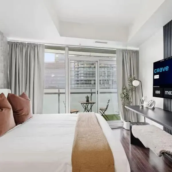 Modern Studio CN Tower Area & Patio, hotel em Toronto