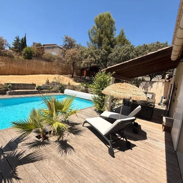 Le Havre de paix en garrigue 4 Chambres 3 SDB Piscine，Bezouce的飯店