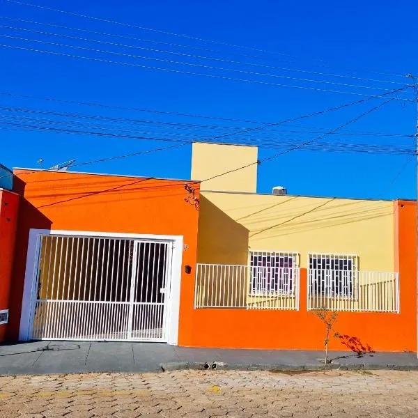 Casa 4 quartos l ar-condicionado l garagem l centro, hotel sa São João Batista do Glória