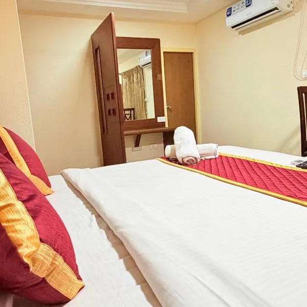 GOLDEN NIGHTS ROOMS KUMARAN ROAD - Near RAILWAY STATION TIRUPUR, hotel i Tiruppur