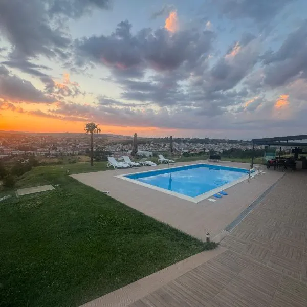 Luxury Villa Rafaela Οικογενειακή βίλα με ιδιωτική πισίνα, BBQ κ παιχνίδια Ιδανική για οικογένειες με παιδια, מלון בגרבנה