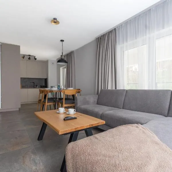 Coastline Residence - Designer Seaside Apartment with Pool, 2-Minute Walk to the Beach, hotel en Łukęcin