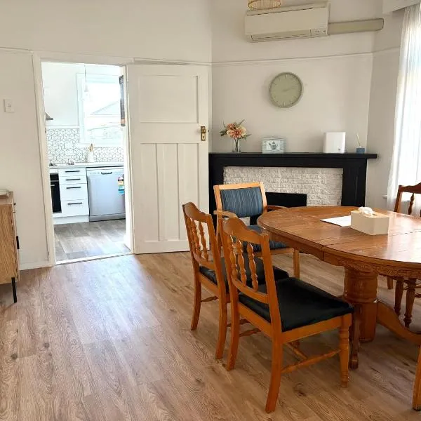 Pretty Villa Close to St Clair Beach private parking, hotel in Dunedin