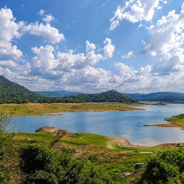 Elee Villa - Waterfront Retreat with Victoria Reservoir & Mountain Views, hotell i Teldeniya