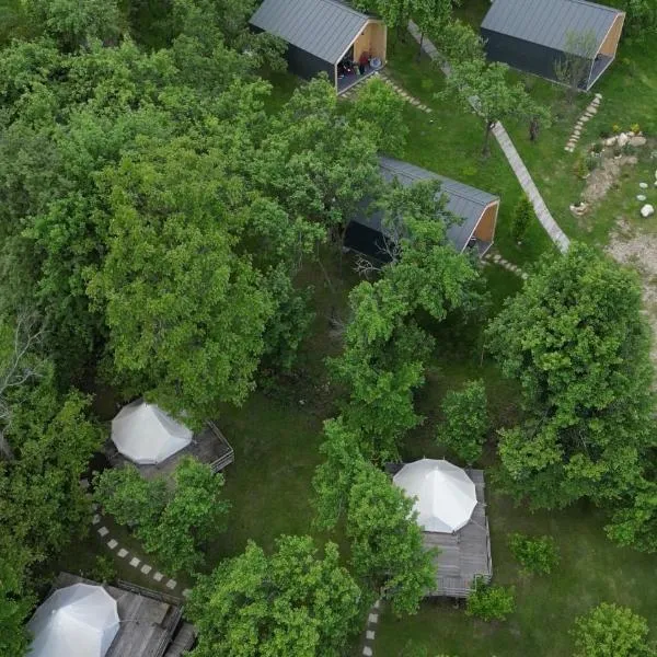 Tinutul Luanei Glamping Resort, hotel di Bozioru