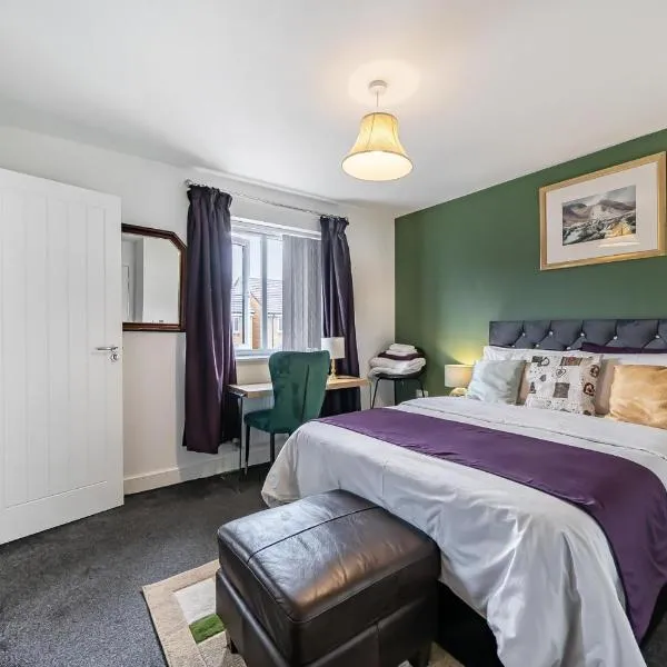 Bright 4 Bedroom Home in Walsall, Free Parking and for EVs, hotel din Walsall