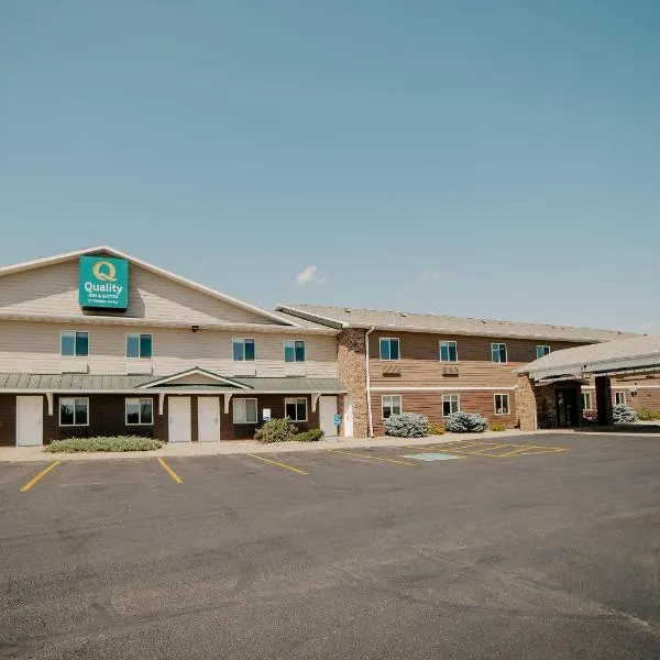 Quality Inn & Suites Watertown near Prairie Lakes Ice Arena, hotel di Watertown